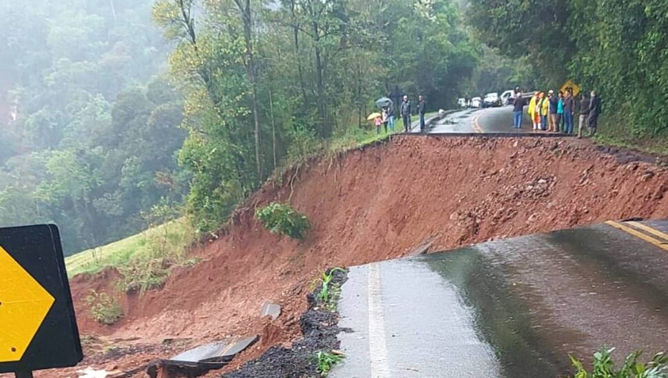 Chuvas provocam alagamento, deslizamento de terra e destruição de estradas no Paraná